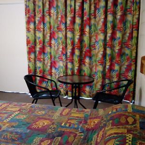 Zimmer mit Kingsize-Bett